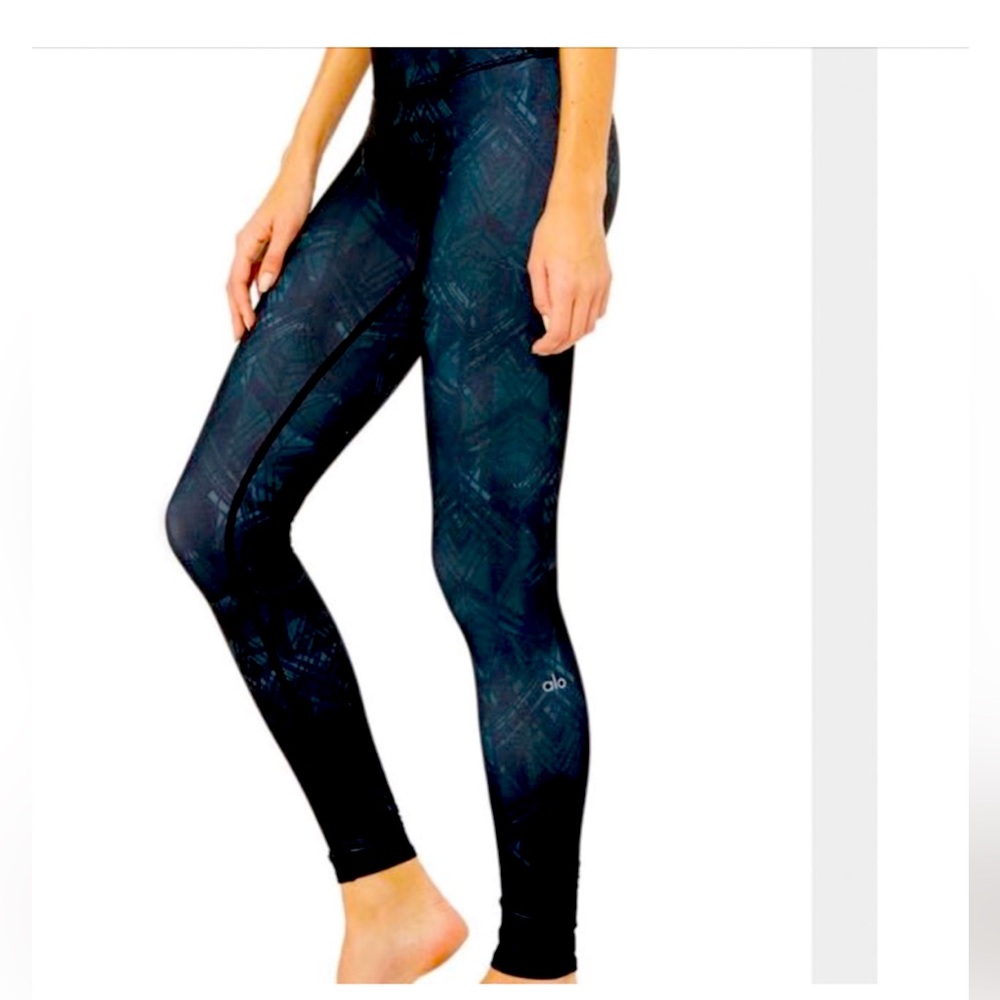 Alo yoga airbrush geometric print leggings. Black women’s size small.